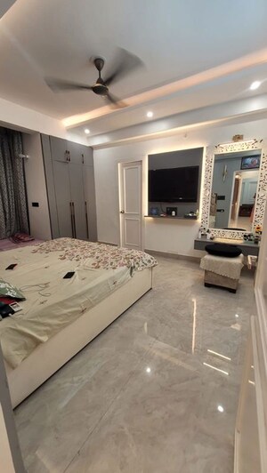 Bedroom in 4 BHK Apartment at Sector 16 A – for Rent