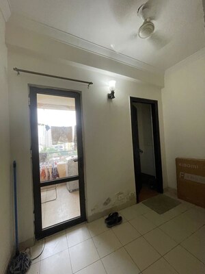 Room in 3 BHK Apartment at Unitech Fresco, Sector 50 – for Rent