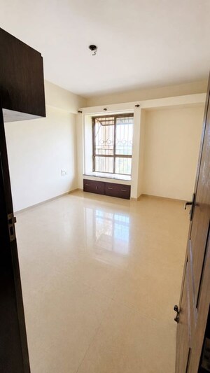 Room in 3 BHK Apartment at Nyati Environ, Tingre Nagar – for Rent