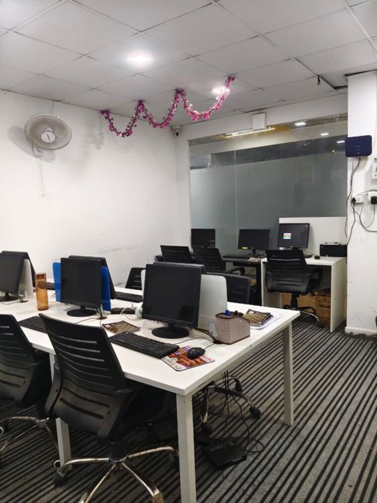 Team Area, arv-park Commercial Office Space 450 Sq.Ft. In Sector 63 Noida 10403872