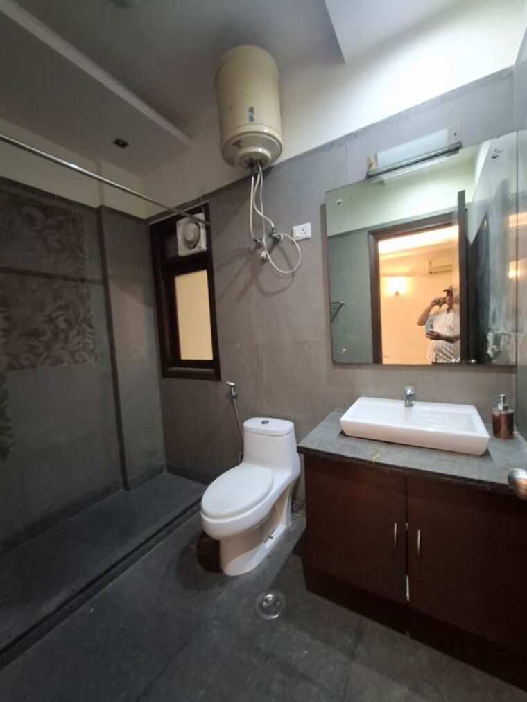 Bathroom, new friends colony 4 Bedroom 2700 Sq.Ft. Builder Floor In New Friends Colony Delhi 10404319