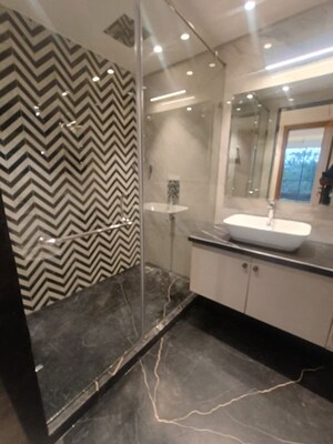 Bathroom in 4 BHK Builder Floor at DLF Royale Residences, Dlf Phase I – for Rent