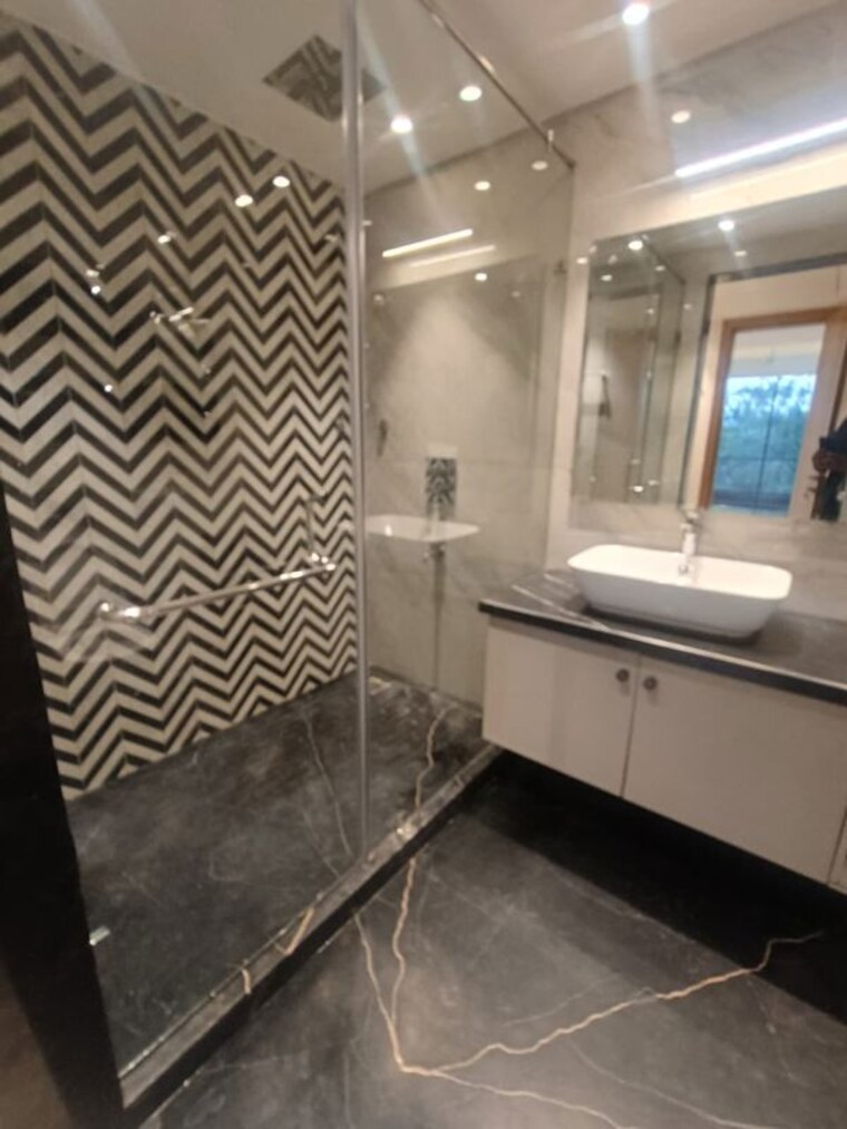 Bathroom, dlf-royale-residences 4 Bedroom 3600 Sq.Ft. Builder Floor In Dlf Phase I Gurgaon 10404278
