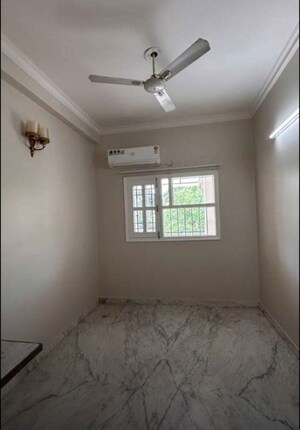 Room in 4 BHK Builder Floor at Sector 37 – for Rent