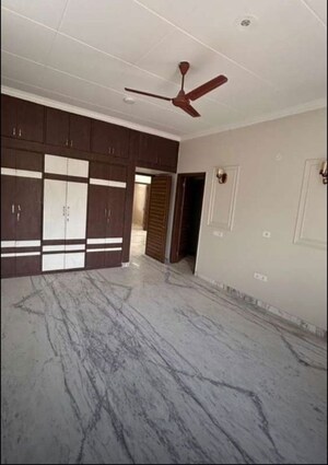 Room in 4 BHK Builder Floor at Sector 37 – for Rent