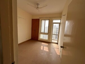 Room in 4 BHK Apartment at Jaypee Green Wish town Klassic, Sector 134 – for Rent
