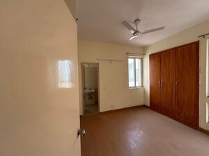 Room in 4 BHK Apartment at Jaypee Green Wish town Klassic, Sector 134 – for Rent