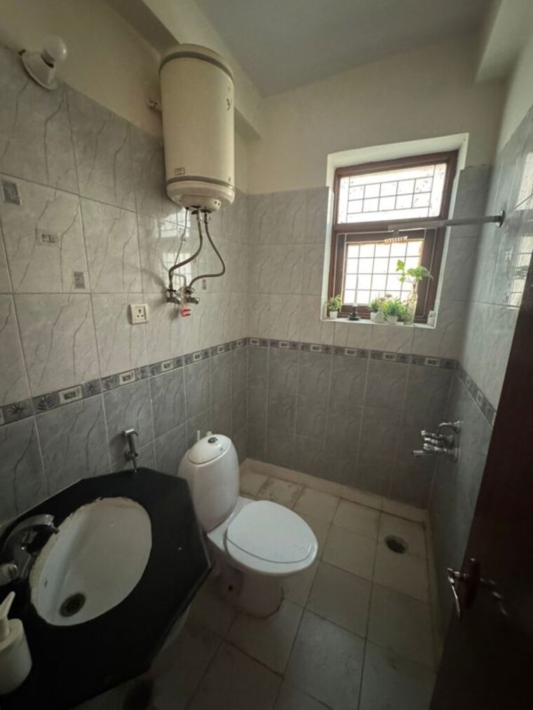 Bathroom, ss-the-palladians 3 Bedroom 1500 Sq.Ft. Apartment In Sector 47 Gurgaon 10404781