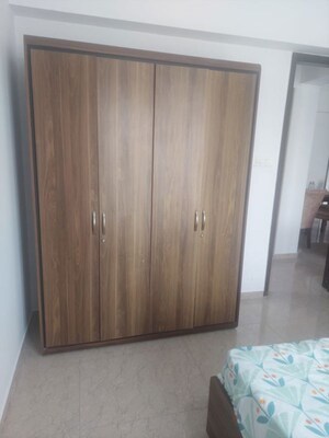 Room in 2 BHK Apartment at JP Decks, Goregaon East – for Rent