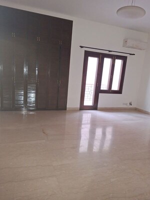Room in 4 BHK Apartment at Green Park Extension – for Rent