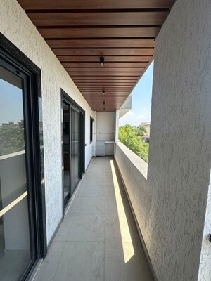 Balcony in 3 BHK Builder Floor at Dlf Phase ii – for Rent