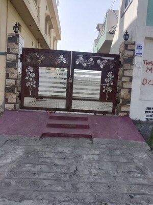  Independent House For Sale in Dabeerpura