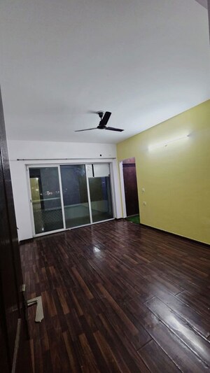 Room in 2 BHK Builder Floor at Amrapali Leisure Park, Amrapali Leisure Valley – for Rent