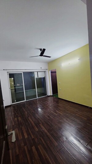 Room in 2 BHK Builder Floor at Amrapali Leisure Park, Amrapali Leisure Valley – for Rent