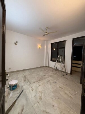 Room in 3 BHK Builder Floor at Nehru Enclave – for Rent