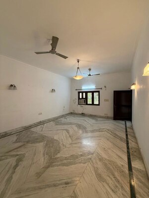Room in 3 BHK Builder Floor at Nehru Enclave – for Rent