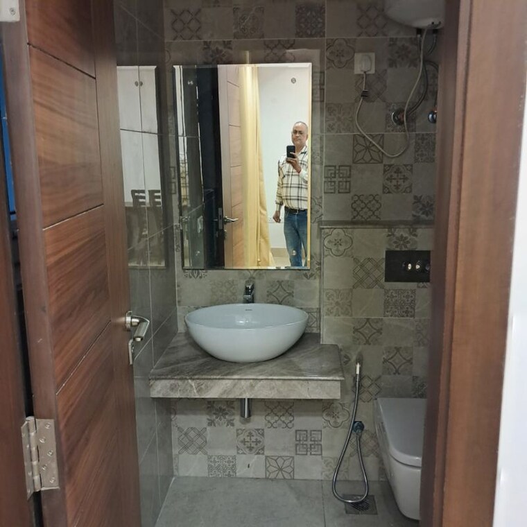 Bathroom, hauz khas enclave 3 Bedroom 1000 Sq.Ft. Builder Floor In Hauz Khas Enclave Delhi 10406089