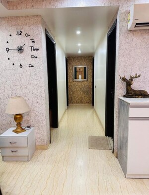 Building Lobby in 4 BHK Builder Floor at Kibithu Homes, Sector 47 – for Sale