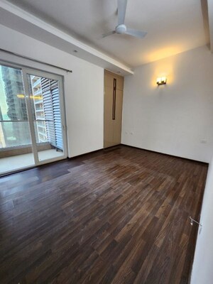 Room in 3 BHK Apartment at Supertech Supernova Nova Residences, Sector 94 – for Rent