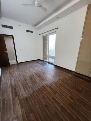 Room in 3 BHK Apartment at Supertech Supernova Nova Residences, Sector 94 – for Rent