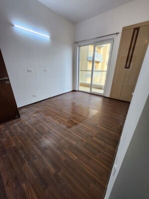 Room in 3 BHK Apartment at Supertech Supernova Nova Residences, Sector 94 – for Rent
