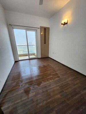 Room in 3 BHK Apartment at Supertech Supernova Nova Residences, Sector 94 – for Rent