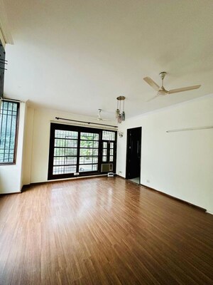 Room in 5 BHK Independent House at Dlf Cyber City – for Rent