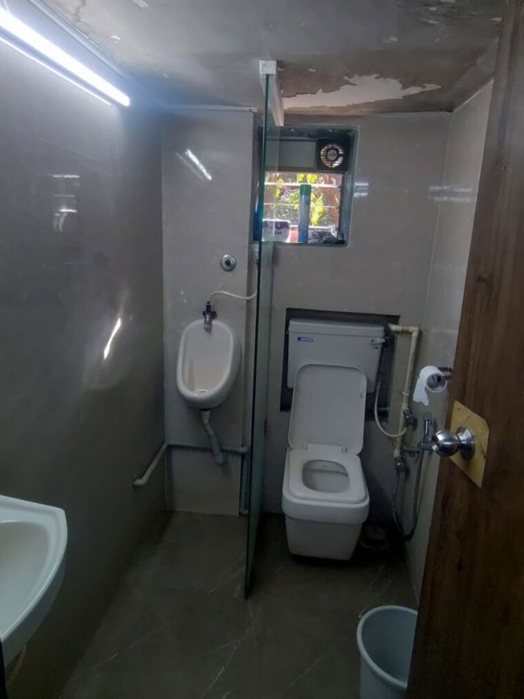 Bathroom, prabhadevi-industrial-estate Commercial Office Space 1050 Sq.Ft. In Prabhadevi Mumbai 10406173