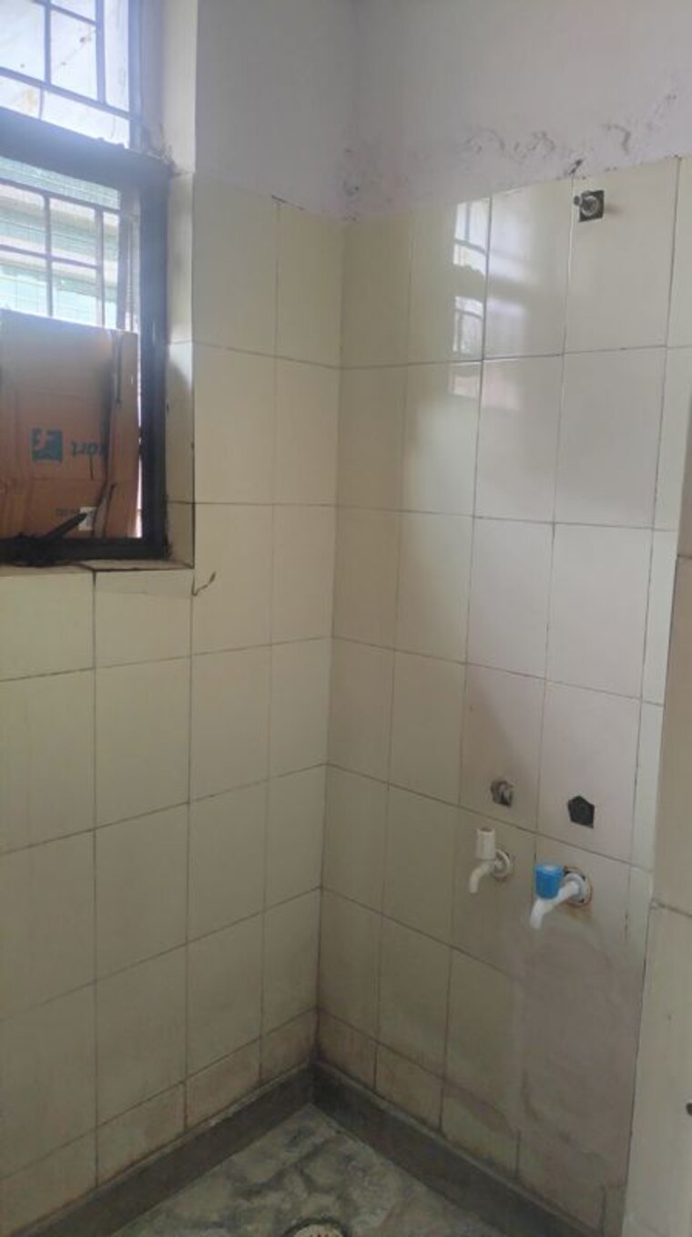 Bathroom, mahadev-apartments-noida 1 RK 425 Sq.Ft. Apartment In Sector 73 Noida 10406188