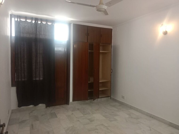 Room, hauz khas market 3 Bedroom 200 Sq.Ft. Builder Floor In Hauz Khas Market Delhi 10406222