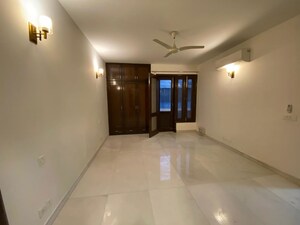 Room in 3 BHK Builder Floor at Defence Colony – for Rent