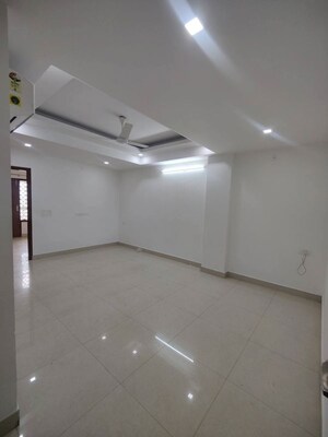 Room in 3 BHK Builder Floor at Sector 9 – for Rent