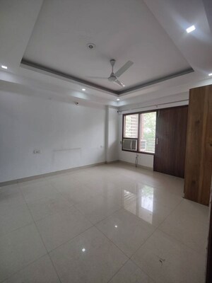 Room in 3 BHK Builder Floor at Sector 9 – for Rent