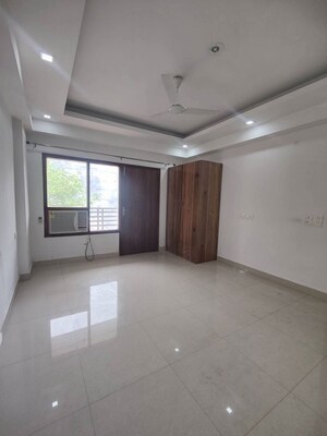 Room in 3 BHK Builder Floor at Sector 9 – for Rent