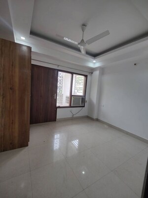 Room in 3 BHK Builder Floor at Sector 9 – for Rent