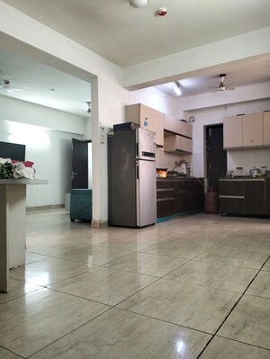 Parking in 3 BHK Builder Floor at Dlf Phase I – for Rent