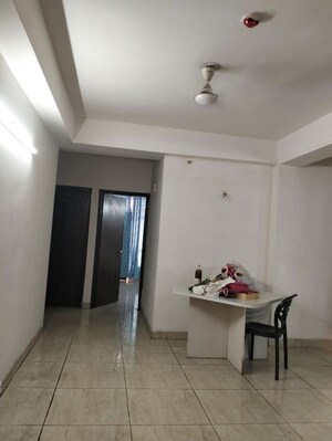 Room in 3 BHK Builder Floor at Dlf Phase I – for Rent