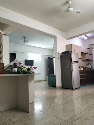 Room in 3 BHK Builder Floor at Dlf Phase I – for Rent