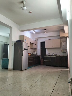 Room in 3 BHK Builder Floor at Dlf Phase I – for Rent