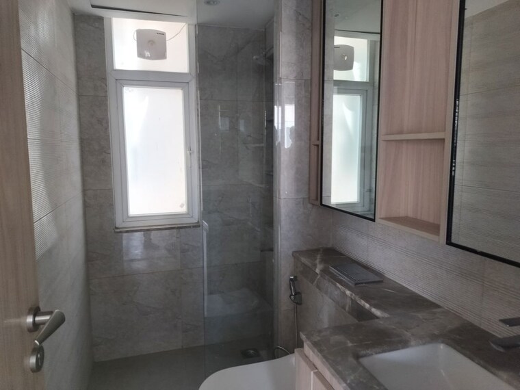 Bathroom, dlf-gardencity-enclave 3.5 Bedroom 1600 Sq.Ft. Apartment In Sector 93 Gurgaon 10406398