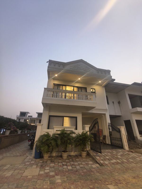 3 BHK 900 Sq.Ft. Independent House in Vanshika Ontario