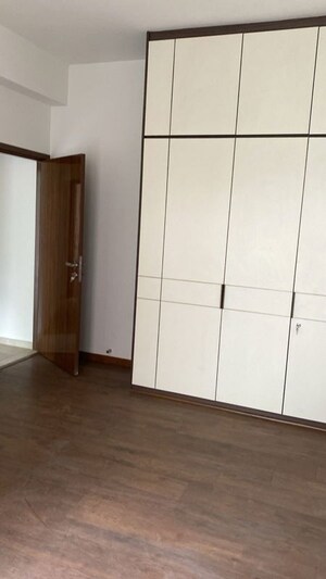 Room in 4 BHK Builder Floor at Dlf Phase iv – for Sale