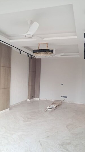 Room in 4 BHK Builder Floor at DLF Imperial Residences, Dlf Phase I – for Rent