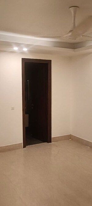Room in 4 BHK Builder Floor at DLF Atria, Dlf Phase ii – for Rent