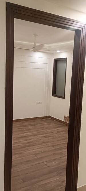 Room in 4 BHK Builder Floor at DLF Atria, Dlf Phase ii – for Rent