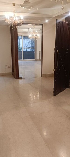 Room in 4 BHK Builder Floor at DLF Atria, Dlf Phase ii – for Rent