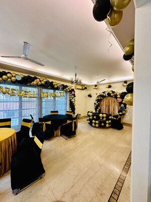 Living Room in 5 BHK Independent House at Dlf Phase ii – for Rent