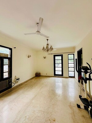 Room in 5 BHK Independent House at Dlf Phase ii – for Rent