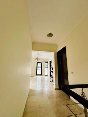 Room in 5 BHK Independent House at Dlf Phase ii – for Rent