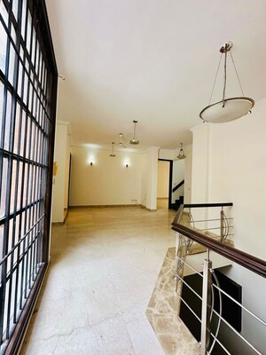 Balcony in 5 BHK Independent House at Dlf Phase ii – for Rent